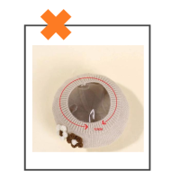 Kinder baret zand met bloemen